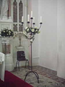candle_stand_with_flower_arrangement  