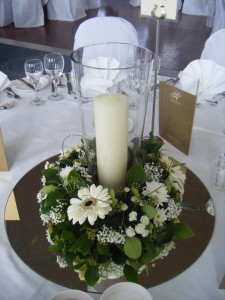 table_centrewhites_and_greenery