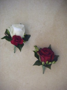 rose_buttonholes_in_burgondy_and_whites