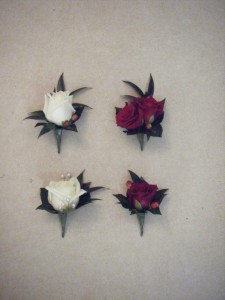 rose_buttonholes_in_burgondys_and_whites